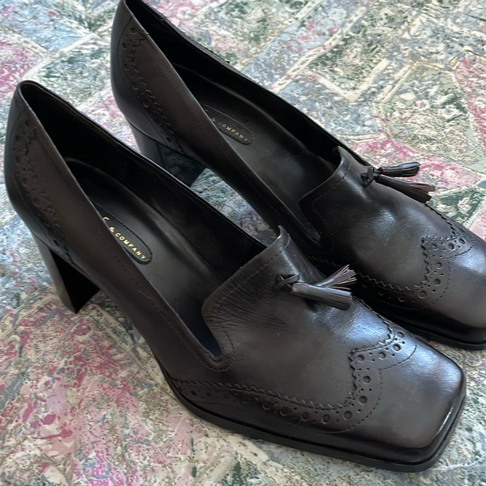 Dark brown heeled shoe